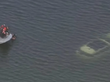 费城情侣路虎后座上演“激情戏”!“忙中出错”碰到变速杆!豪车掉进思故河!